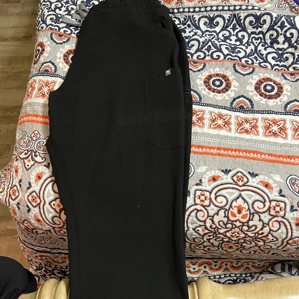 Figs scrubs L yolo bottoms.  Black